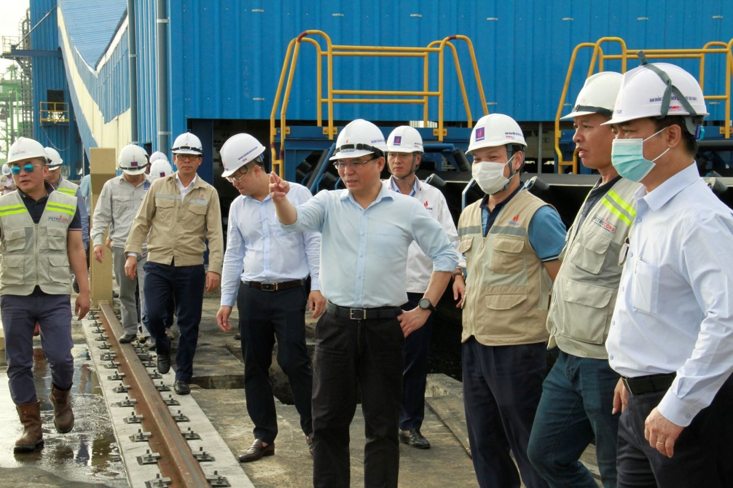 ổng Giám đốc Petrovietnam Lê Mạnh Hùng và đoàn công tác kiểm tra tiến độ bốc than tại cảng nhận than NMNĐ Thái Bình 2.