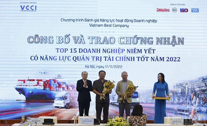 Ông Phạm Ngọc Tuấn – Tổng biên tập thay mặt Ban tổ chức tặng bó hoa tươi thắm thay lời cảm ơn từ ban tổ chức tới PGS.TS Nguyễn Mạnh Quân – Viện trưởng Viện Nghiên cứu và Phát triển Doanh nghiệp ông Nguyễn Đức Thuận - Phó Chủ tịch Hội Các nhà Quản trị Doanh nghiệp Việt Nam