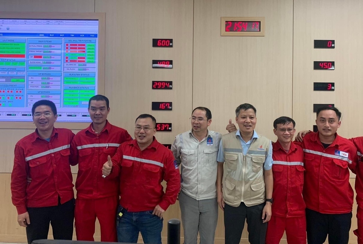 Cán bộ kỹ thuật, chuyên gia vận hành Việt Nam phấn khởi khi hoàn thành mục tiêu nâng công suất tối đa.