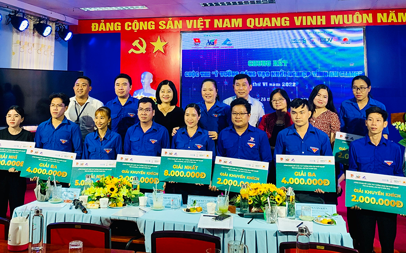 Trao thưởng cho các bạn trẻ đoạt giải cuộc thi ý tưởng sáng tạo năm 2022.