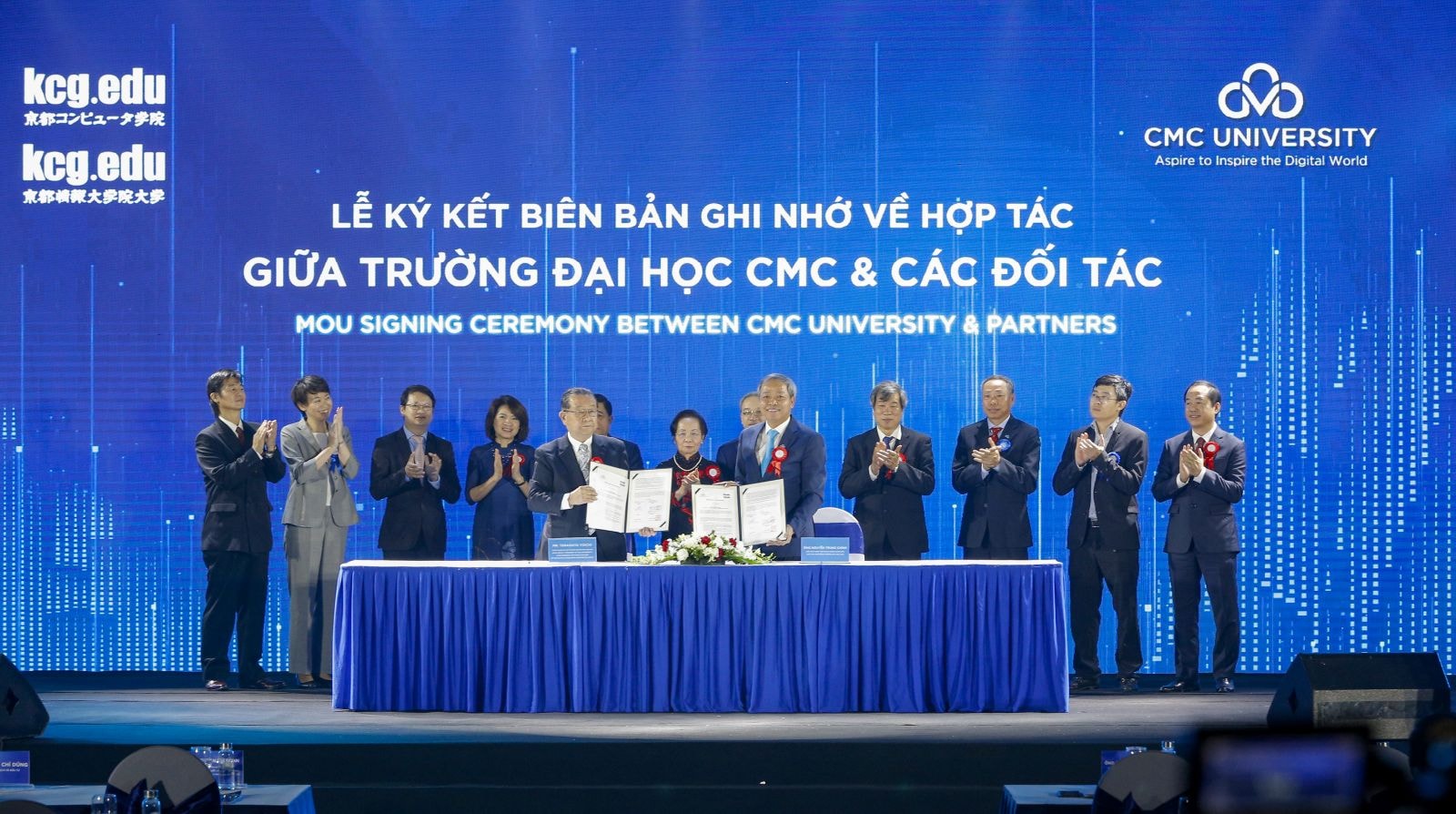 Ảnh 6: Trường Đại học CMC ký kết văn bản ghi nhớ (MOU) với các đơn vị thành viên thuộc Tập đoàn CMC, Trung tâm Đổi mới sáng tạo Quốc gia (NIC), Học viện Máy tính Kyoto (KCG) Nhật Bản, Trường Sau Đại học Công nghệ Thông tin Kyoto (KCGI) Nhật Bản.