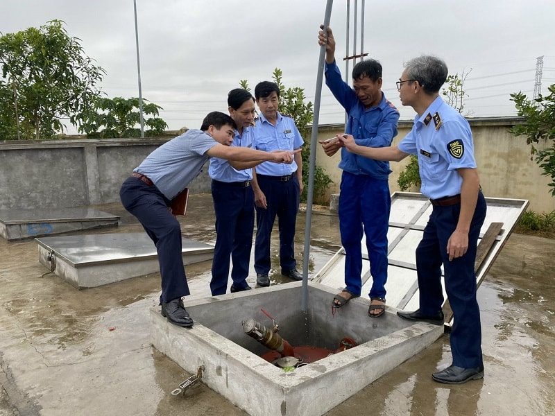 Lãnh đạo Cục QLTT và Sở Công Thương giám sát, kiểm tra bồn chứa xăng, dầu của các cơ sở kinh doanh xăng dầu