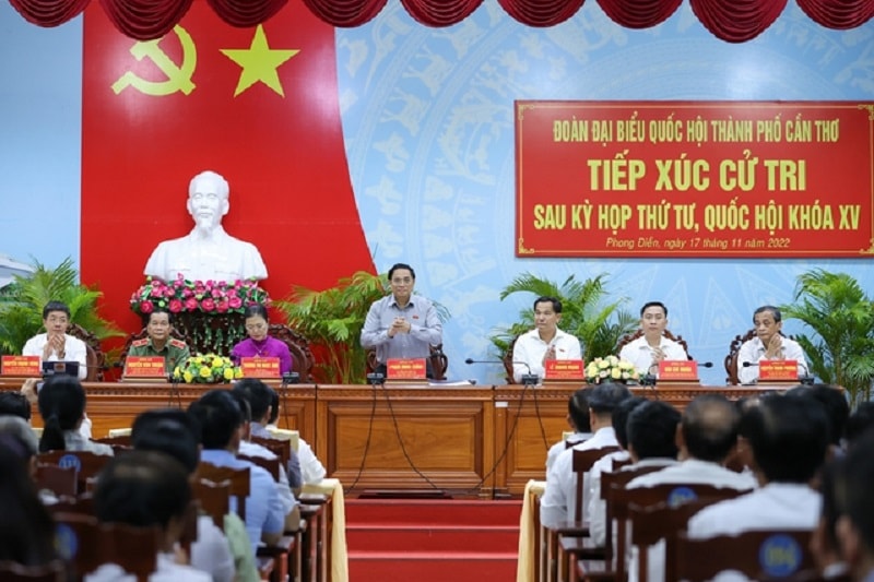 Thủ tướng Chính phủ Phạm Minh Chính cùng các đại biểu thuộc Đoàn đại biểu Quốc hội thành phố Cần Thơ tiếp xúc cử tri thành phố Cần Thơ sau Kỳ họp thứ 4, Quốc hội Khóa XV. (Ảnh: Việt Bắc)