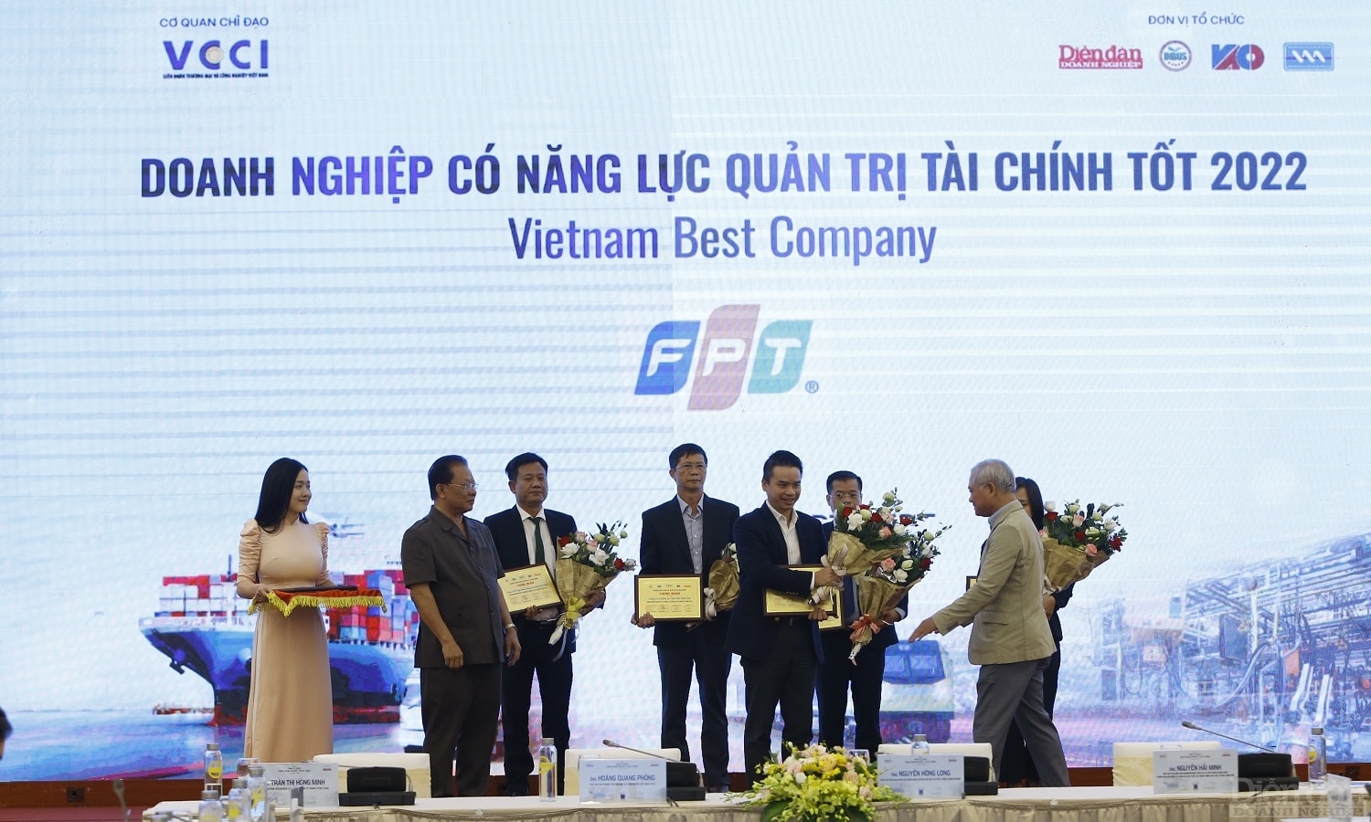 Ông Tạ Đức Hoàng - Giám đốc Đầu tư và Quan hệ cổ đông Công ty Cổ phần FPT thay mặt công ty nhận chứng nhận Tốp 15 Doanh nghiệp có Năng lực Quản trị tài chính tốt 2022