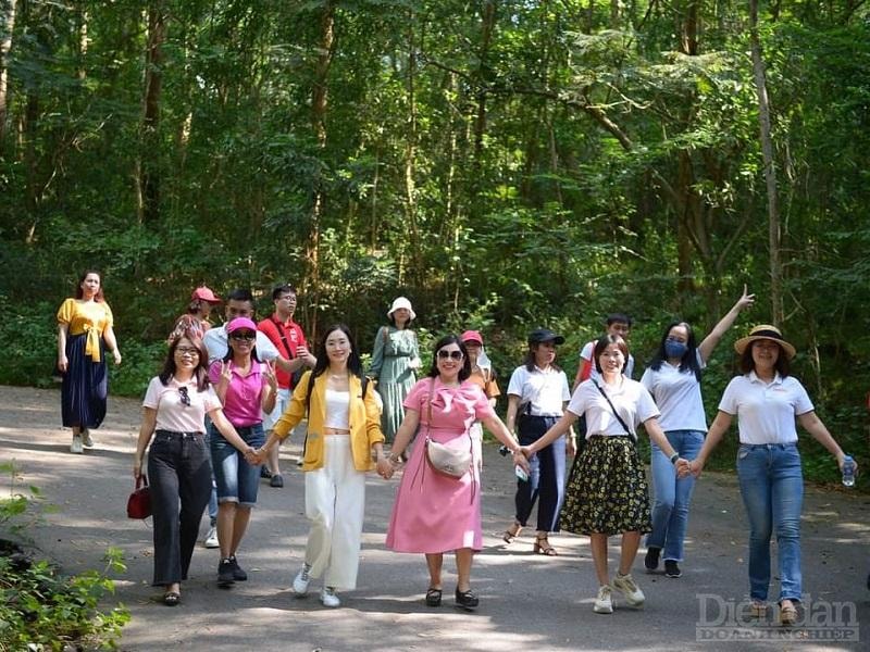 Du khách trải nghiệm du lịch