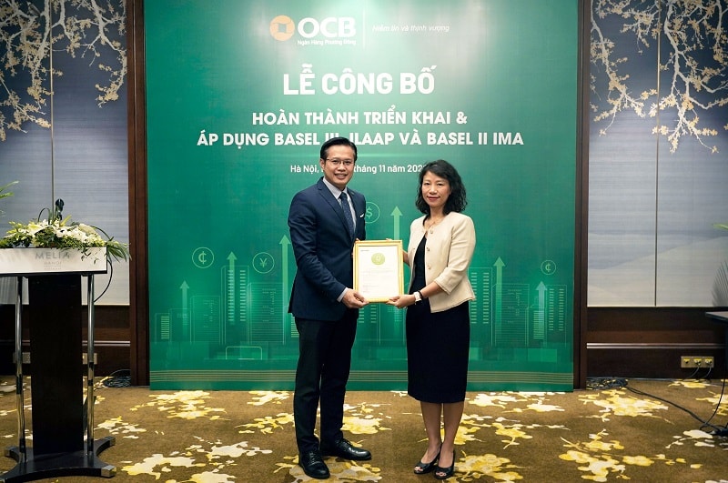 Ông Lê Thanh Quý Ngọc – Giám đốc Khối QTRR OCB nhận giấy chứng nhận Hoàn thành triển khai và áp dụng Basel III, ILAAP và IMA từ Phó Tổng Giám đốc Deloitte Việt Nam 