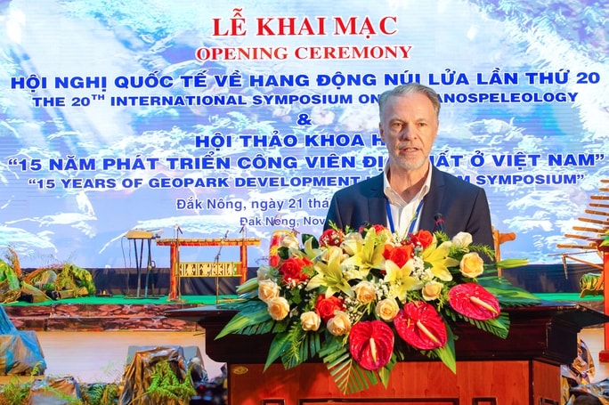 Đại diện tổ chức UNESCO, ông Christian Manhart, Trưởng Văn phòng UNESCO tại Việt Nam, ghi nhận những nỗ lực của Việt Nam trong việc bảo tồn và phát triển bền vững các di sản địa chất