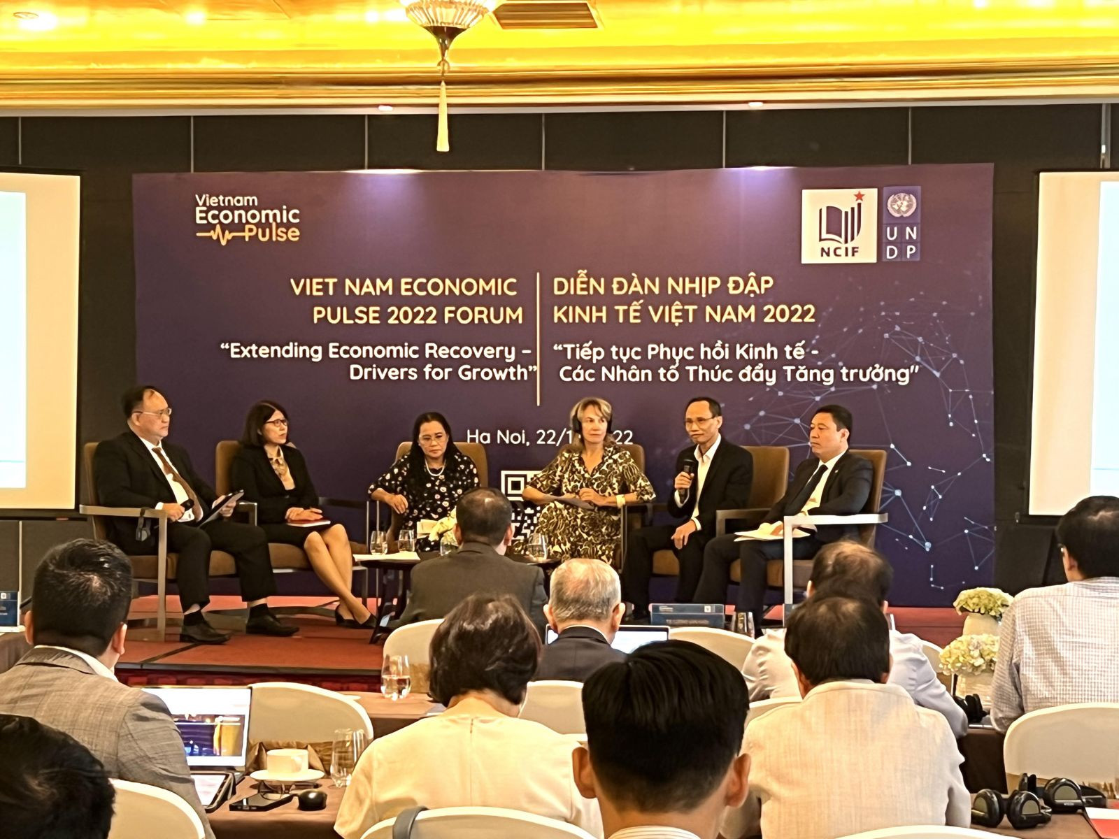 Các chuyên gia kinh tế chia sẻ tại Diễn đàn nhịp đập kinh tế Việt Nam 2022: Tiếp tục phục hồi kinh tế- Các nhân tố thúc đẩy tăng trưởng.