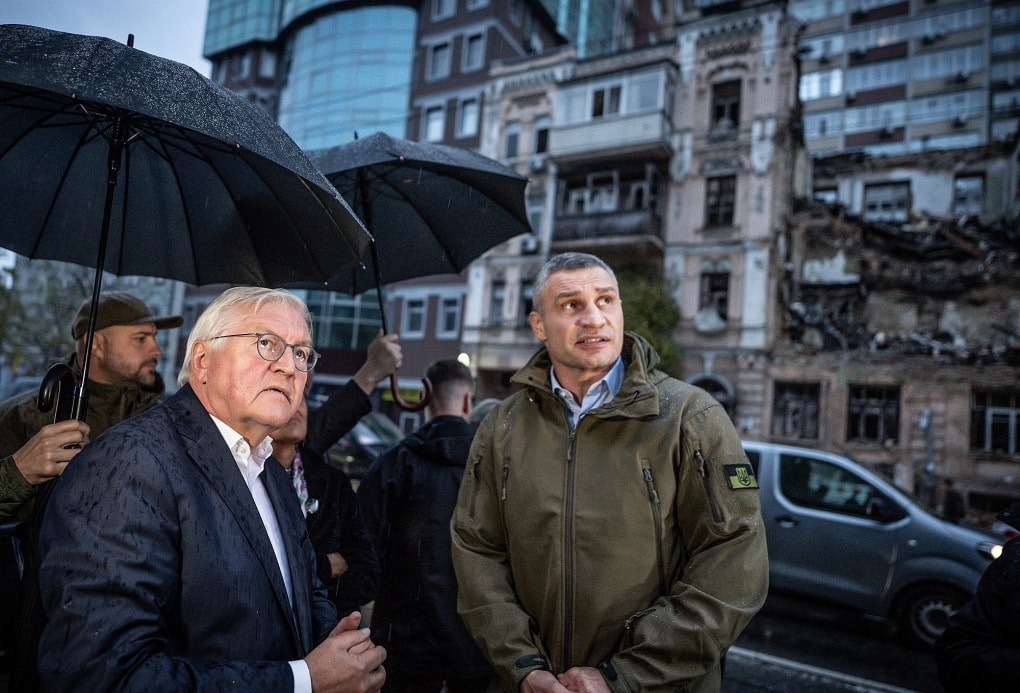 Thị trưởng Kiev Vitaly Klitschko (phải) cùngTổng thống Đức Frank-Walter Steinmeier (trái) tại hiện trường một vụ không kích thủ đô, ngày 25/10. Ảnh: AFP.