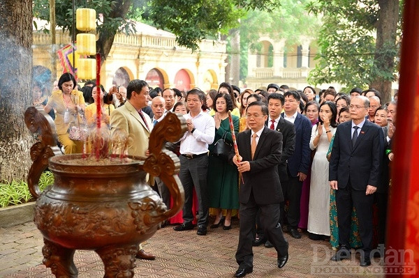 -Ông Bùi Trung Nghĩa - Phó Chủ tịch Phòng Thương mại và Công nghiệp Việt Nam (VCCI) dâng hương. Ảnh: Quốc Tuấn