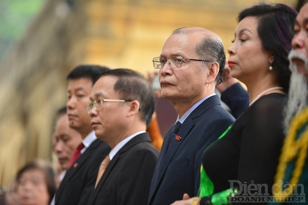 Lãnh đạo Liên hiệp các Hội UNESCO Việt Nam, Lãnh đạo VCCI và Lãnh đạo Tạp chí Diễn đàn Doanh nghiệp tại Lễ dâng hương. Ảnh: Quốc Tuấn