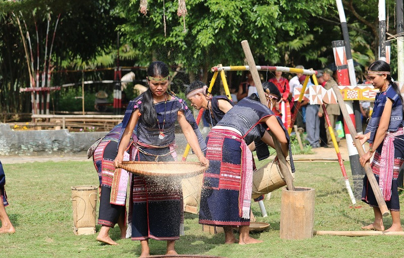 Những cô gái Bana trong lễ mừng lúa mới