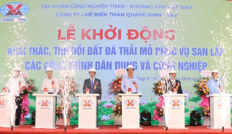 Tỉnh QUảng Ninh và Tập đoàn TKV khởi động khai thác, thu hồi đất đá thải mỏ phục vụ san lấp các công trình dân dụng và công nghiệp hôm 24/11 (ảnh báo Quảng Ninh)