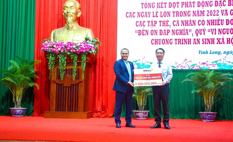 Ông Nguyễn Đăng Thanh – Phó Tổng giám đốc HDBank (trái) trao tặng kinh phí trao tặng kinh phí xây dựng 100 căn nhà đại đoàn kết. Ông Lữ Quang Ngời - Chủ tịch UBND tỉnh Vĩnh Long đại diện nhận.