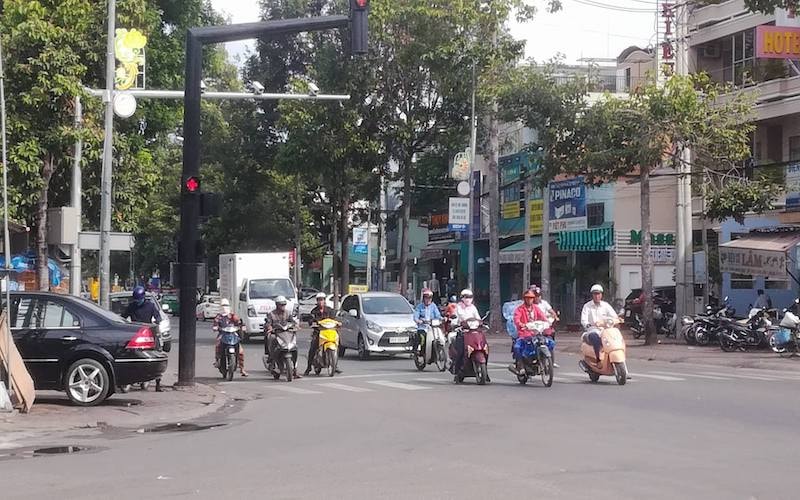 bên cạnh đó còn có một lực lượng quản lý, giám sát khá hùng hậu, thiết bị được thực hằng ngày, như: Cảnh sát giao thông (CSGT), Cảnh sát trật tự (CSTT), Thanh tra giao thông (TTGT), Quản lý trật tự đô thị (QLĐT), thì Camera hành trình, định vị phương tiện và các Camera giám sát dùng để quản lý và phạt nguội tại các tuyến giao thông nội đô, các tuyến đường phố, Quốc lộ… 