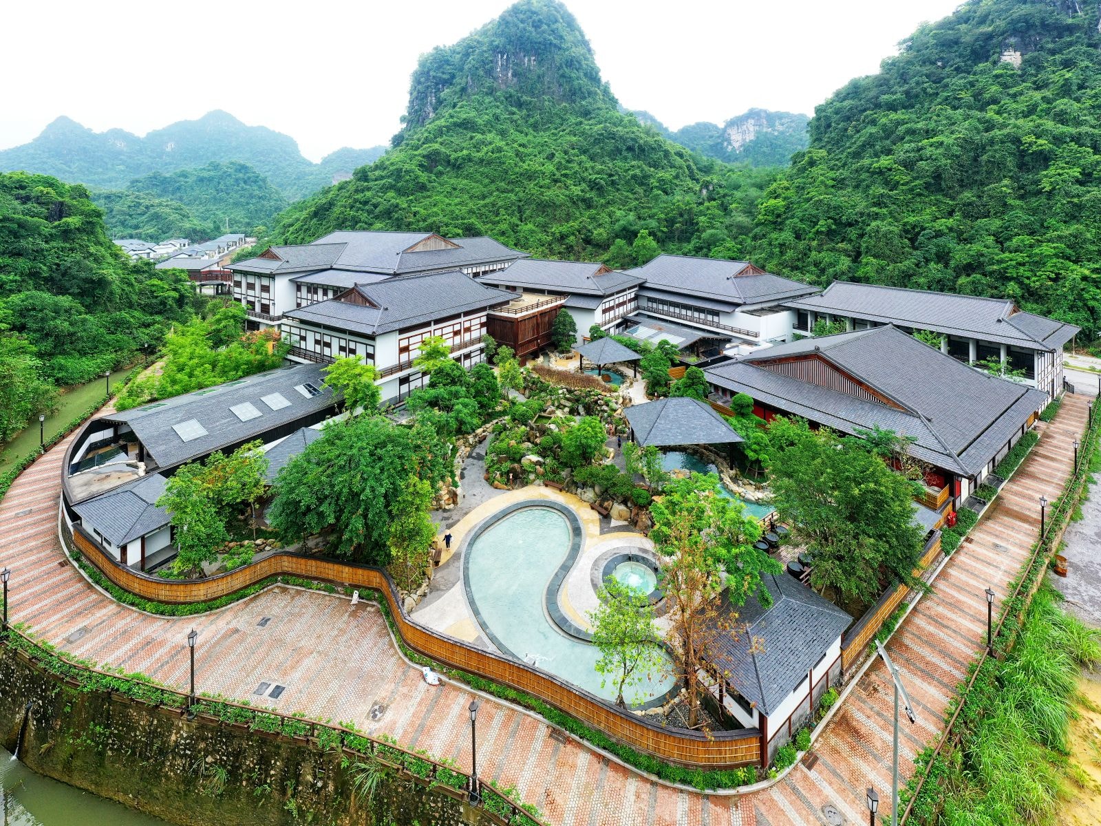 Khu nghỉ dưỡng suối khoáng nóng Yoko Onsen Quang Hanh (Quảng Ninh)