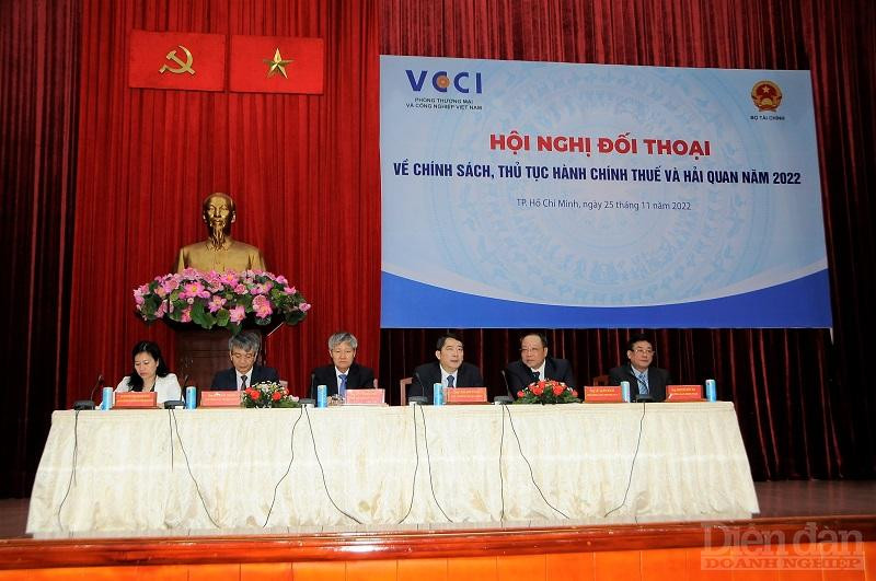 Các đại biểu tham gia đối thoại với doanh nghiệp - Ảnh: Đình Đại.