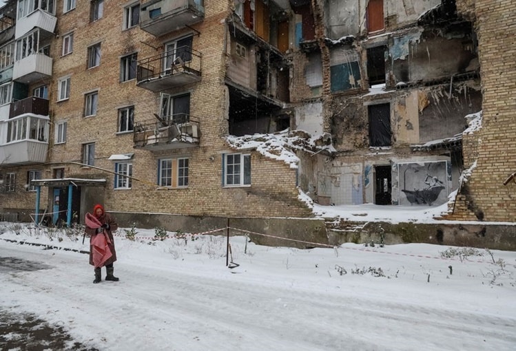 Một con đường phủ tuyết ở làng Horenka, tỉnh Kiev, Ukraine, hôm 19/11. Ảnh: Reuters.