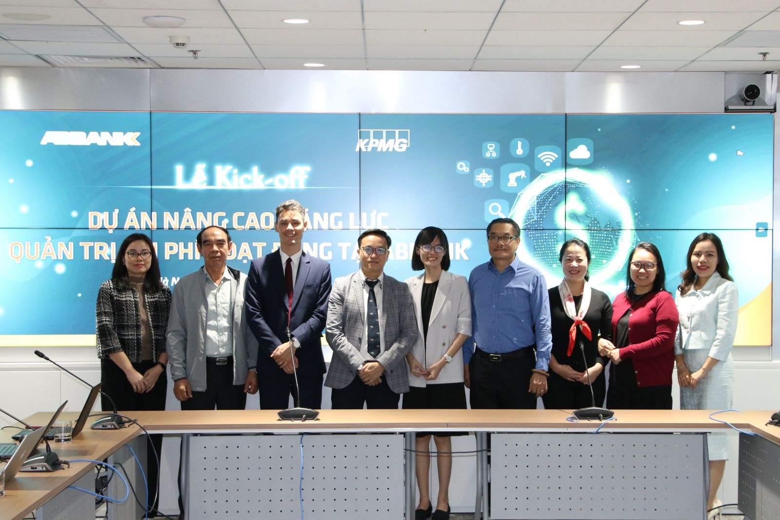 Đại diện Ban Lãnh đạo ABBANK và KPMG