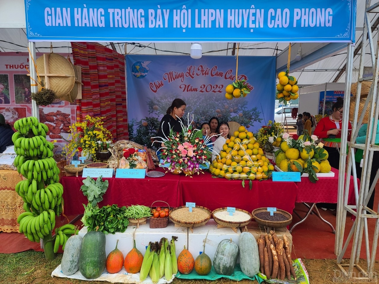 Một gian hàng trưng bày sản phẩm nông nghiệp của Hội Liên hiệp phụ nữ huyện Cao Phong