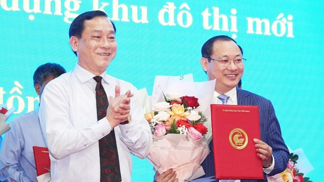 Ông Nguyễn Văn Vĩnh, Chủ tịch UBND tỉnh Tiền Giang, trao giấy chứng nhận đầu tư cho nhà đầu tư