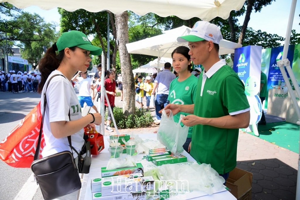 Xu hướng sử dụng các sản phẩm vi sinh phân huỷ hoàn toàn thân thiện với môi trường làm từ bột ngô, bột gạo, ống hút làm từ cỏ, tre, giấy... góp phần giảm rác thải nhựa. Ảnh: Đỗ Hòa