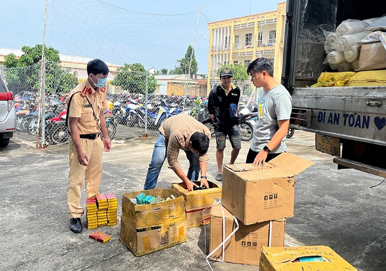  Lực lượng chức năng trên cả nước liên tiếp phát hiện, triệt phá nhiều vụ buôn lậu, gian lận thương mại thời gian qua (Ảnh minh họa: Ban chỉ đạo 389)