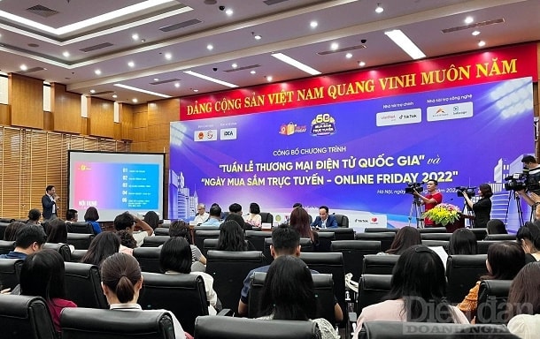 Tuần lễ TMĐT quốc gia sẽ diễn ra từ ngày 28/11 đến 4/12, trong đó ngày Thứ 6 đầu tiên của tháng 12 (02/12) sẽ là Ngày mua sắm trực tuyến lớn nhất trong trong năm. Ảnh: Nguyễn Việt