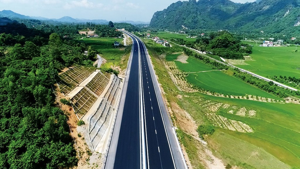 Đối với đầu tư công, phải đẩy nhanh tiến trình xây dựng, giải quyết khó khăn trì trệ từ trước đến nay, tránh câu chuyện “đầu năm đủng đỉnh, cuối năm vội vàng”