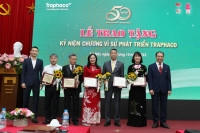 Traphaco trao kỷ niệm chương cho 128 lãnh đạo, cán bộ, nhân viên