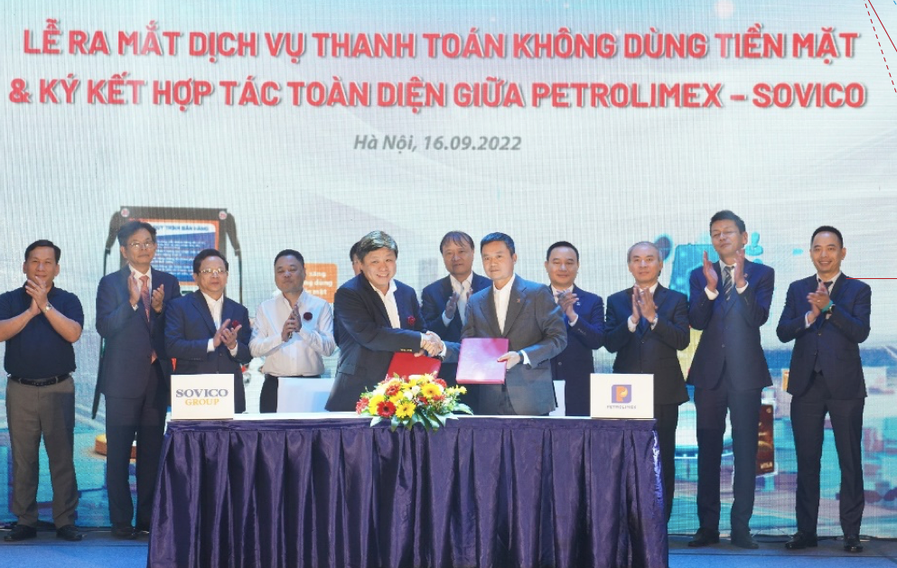 Chủ tịch HĐQT Petrolimex Phạm Văn Thanh và Chủ tịch sáng lập Sovico Nguyễn Thanh Hùng ký MOU tại lễ ra mắt dịch vụ thanh toán không dùng tiền mặt ngày 16.9.2022