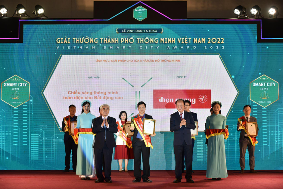 Đại diện Điện Quang nhận giải thưởng ở hạng mục Giải pháp chiếu sáng thông minh toàn diện cho Bất động sản tại lễ trao giải Thành phố thông minh 2022