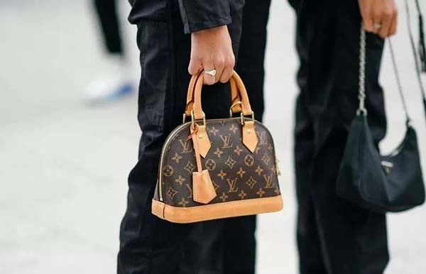 Louis Vuitton luôn khác biệt trong một rừng thương hiệu xa xỉ khác.