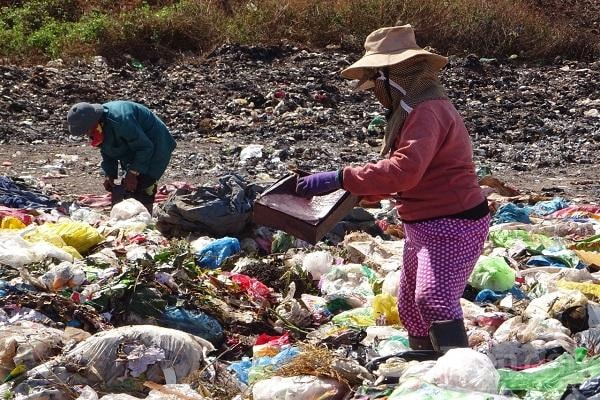 Rác thải đang gây ra những vấn đề nghiêm trọng về môi trường.