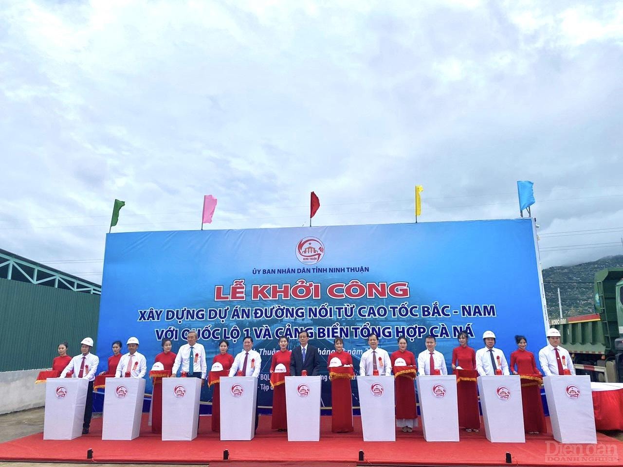 Các đồng chí lãnh đạo tỉnh Ninh Thuận cùng chủ đầu tư, nhà tài trợ và nhà thầu nhấn nút phát lệnh khởi công dự án.
