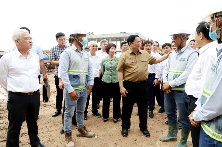 Thủ tướng thăm hỏi đời sống và động viên công nhân đang xây dựng tại công trình nhà máy Công ty Paihong Việt Nam tại Khu công nghiệp Bàu Bàng mở rộng