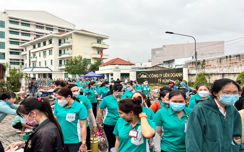 sau thông tin Công ty TNHH Tỷ Hùng (Q.Bình Tân) cắt giảm 1.185 lao động, Trung tâm dịch vụ việc làm TP.HCM (trực thuộc Sở LĐ-TB-XH TP.HCM), đã đến làm việc với phía công ty. Qua đó, thống nhất biện pháp tư vấn việc làm cho người lao động có nhu cầu tìm việc; tư vấn hỗ trợ học nghề; tư vấn, hướng dẫn chính sách bảo hiểm thất nghiệp cho người lao động