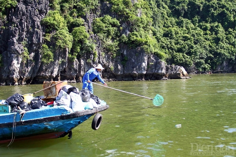 Hoạt động vớt rác tại Cát Bà để bảo vệ môi trường và cảnh quan thiên nhiên