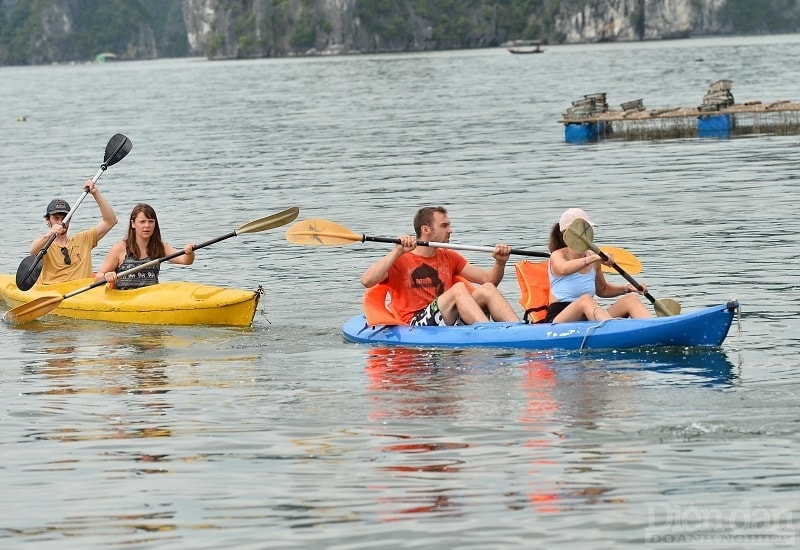 Du khách về trải nghiệm chèo thuyền kayak tại Cát Bà