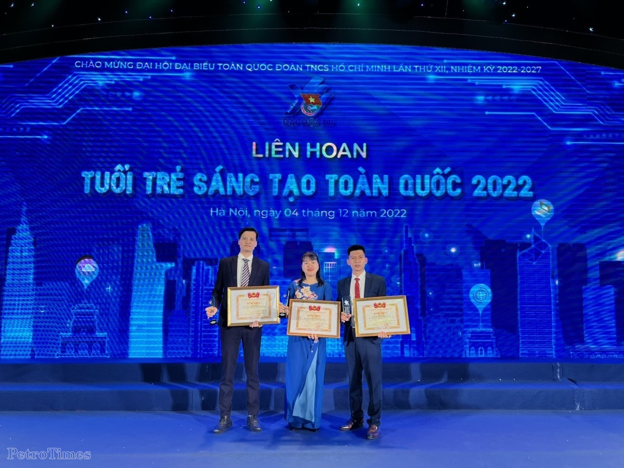 3 tác giả của BSR nhận giải thưởng “Tuổi trẻ sáng tạo” năm 2022. (Lần lượt là Đỗ Văn Cử - Vũ Hường Vân - Nguyễn Tiến Lâm)