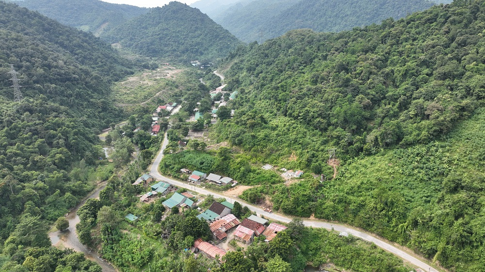 Hiện nay có tới 94 hộ dân đang sử dụng các công trình lán trại, nhà ở của Nhà thầu để lại