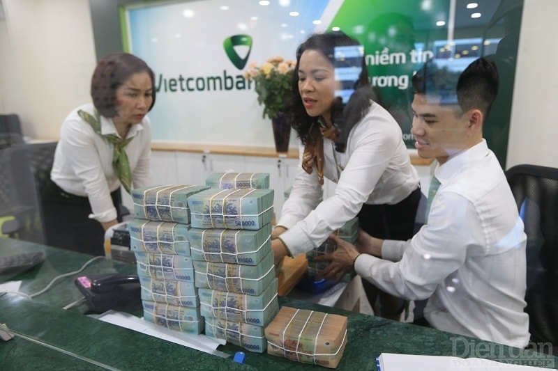 Nhiều ngân hàng đã công bố giảm lãi suất cho vay. (Ảnh giao dịch tại Vietcombank - Quốc Tuấn)