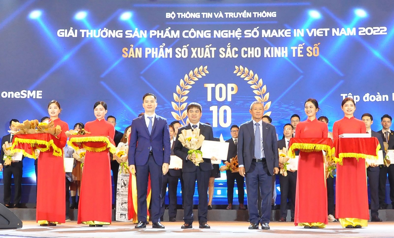 Đại diện VNPT nhận giải thưởng hạng mục Sản phẩm số xuất sắc cho Kinh tế số dành cho giải pháp oneSME