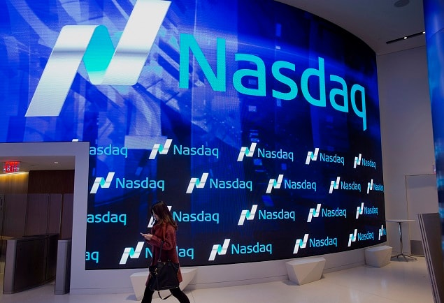 sàn giao dịch Nasdaq bao gồm những gã khổng lồ công nghệ như Apple, Microsoft, công ty mẹ của Google là Alphabet, Meta, Amazon và Tesla.