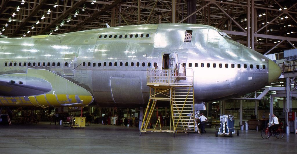 Chiếc máy bay 747 cuối cùng của Boeing, #1574, tại nhà máy ở Everett, Washington.