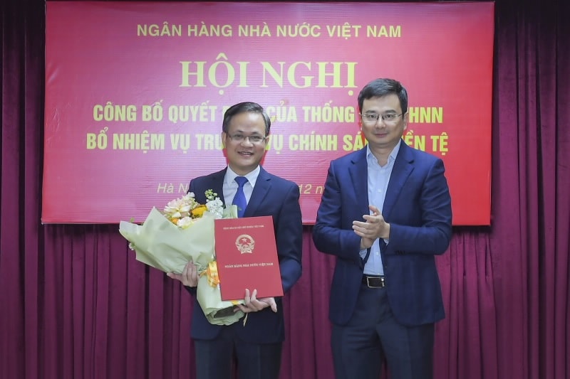 Phó Thống đốc NHNN Phạm Thanh Hà trao Quyết định bổ nhiệm cho ông Phạm Chí Quang. (Nguồn: SBV)