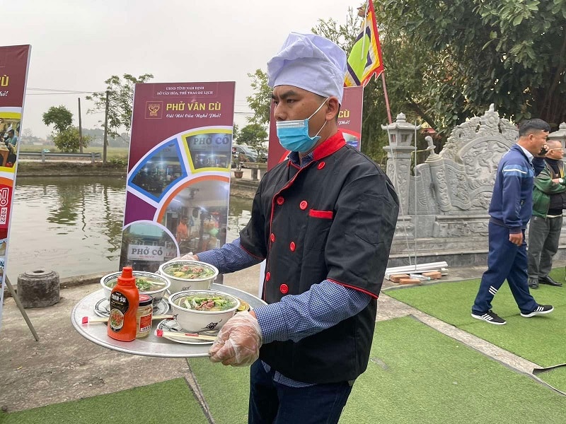 P Những bát phở nóng hổi bên cạnh tương ớt phở CHIN-SU để mời dân làng.