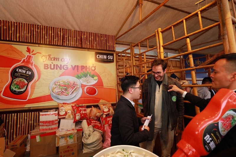 P Thực khách nước ngoài thăm gian hàng Tương ớt phở CHIN-SU.