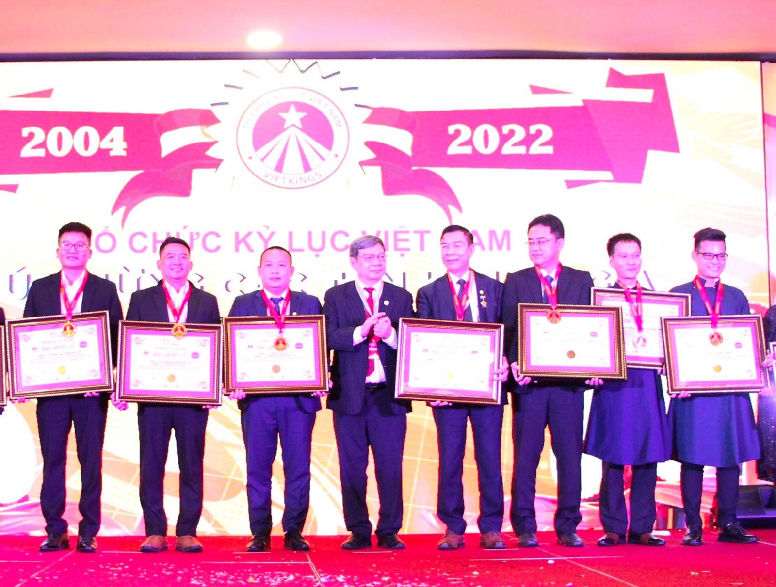 Tổ hợp Công ty CP Gốm Đất Việt đón nhận Kỷ lục Việt Nam.