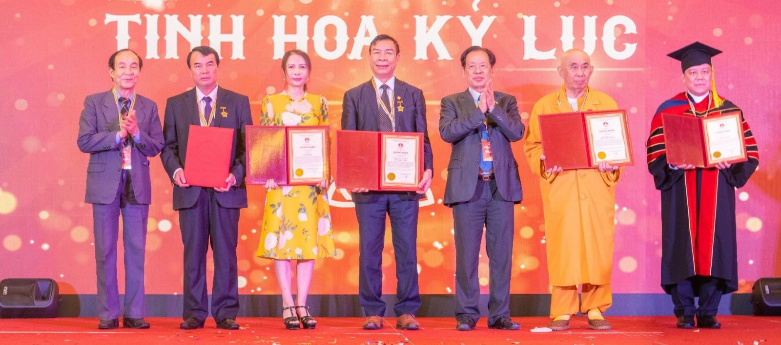 TS. AHLĐ Nguyễn Quang Mâu, thành viên Liên đoàn các Nhà sáng tạo Thế giới, chủ tịch HĐQT Công ty CP Gốm Đất Việt nhận Kỷ niệm chương “Tinh hoa Kỷ lục” do Tổ chức Kỷ lục Việt Nam trao tặng.